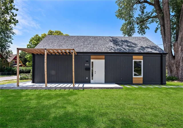 Photo 1 of Sale Pending at 800 Tauromee Ave, Kansas City, KS 66101 | MLS# 2640441 | Listing updated on 2026-09-20