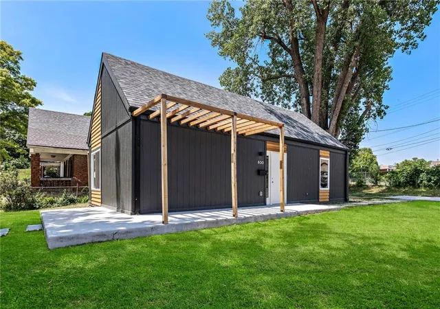 Photo 2 of Sale Pending at 800 Tauromee Ave, Kansas City, KS 66101 | MLS# 2640441 | Listing updated on 2026-09-20