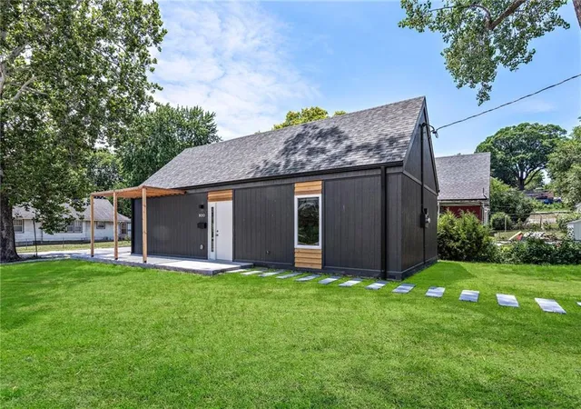 Photo 3 of Sale Pending at 800 Tauromee Ave, Kansas City, KS 66101 | MLS# 2640441 | Listing updated on 2026-09-20