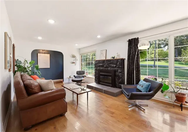 Photo 1 of Single family home for sale at 6004 Nw Crystal Pool Dr, Kansas City, MO 64151 | MLS# 2640452 | Listing updated on 2026-10-20