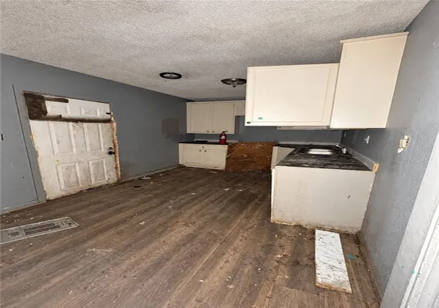 Photo 4 of Single family home for sale at 518 Blue Ridge Blvd, Kansas City, MO 64125 | MLS# 2640453 | Listing updated on 2026-09-05