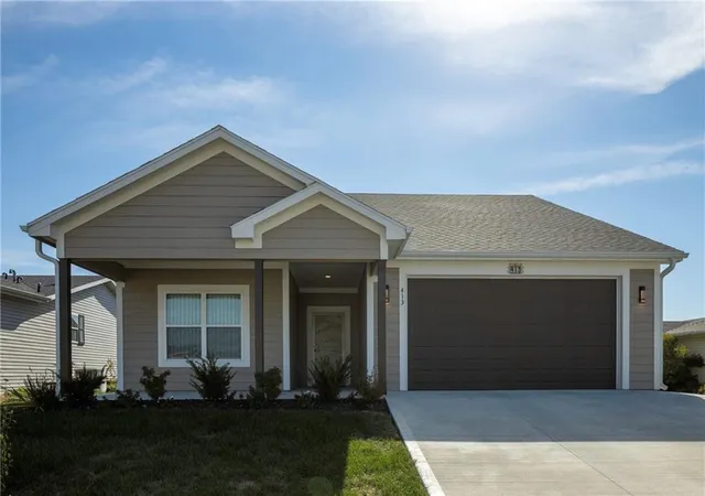 Photo 1 of Single family home for sale at 413 Ne Poplar Ct, Oak Grove, MO 64075 | MLS# 2640457 | Listing updated on 2026-10-06