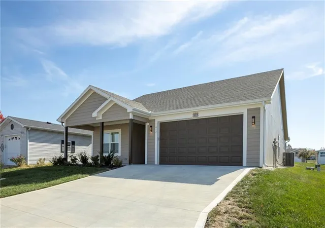 Photo 2 of Single family home for sale at 413 Ne Poplar Ct, Oak Grove, MO 64075 | MLS# 2640457 | Listing updated on 2026-10-06