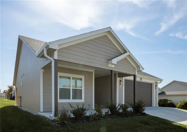 Photo 3 of Single family home for sale at 413 Ne Poplar Ct, Oak Grove, MO 64075 | MLS# 2640457 | Listing updated on 2026-10-06