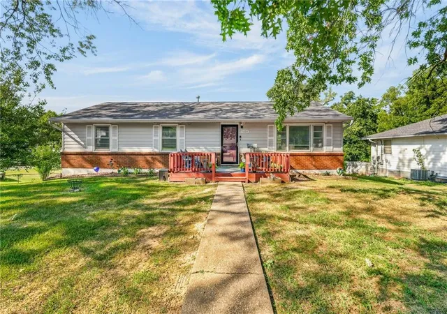 Photo 1 of Sale Pending at 1004 Ne 60th Street, Kansas City, MO 64118 | MLS# 2640459 | Listing updated on 2026-09-06