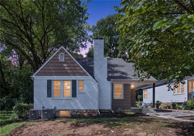 Photo 1 of Single family home for sale at 818 East St, Parkville, MO 64152 | MLS# 2640482 | Listing updated on 2026-09-19