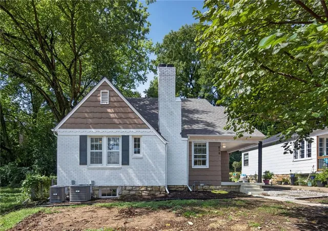 Photo 2 of Single family home for sale at 818 East St, Parkville, MO 64152 | MLS# 2640482 | Listing updated on 2026-09-19