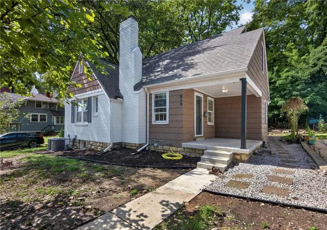 Photo 3 of Single family home for sale at 818 East St, Parkville, MO 64152 | MLS# 2640482 | Listing updated on 2026-09-19