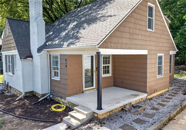 Photo 3 of Single family home for sale at 818 East St, Parkville, MO 64152 | MLS# 2640482 | Listing updated on 2026-09-19