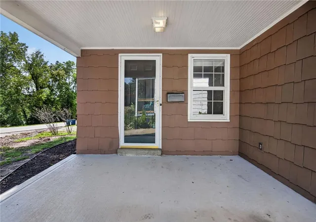 Photo 4 of Single family home for sale at 818 East St, Parkville, MO 64152 | MLS# 2640482 | Listing updated on 2026-09-19