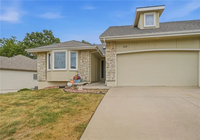 Photo 2 of Sale Pending at 419 Nw Timberbrooke Dr, Lees Summit, MO 64081 | MLS# 2640484 | Listing updated on 2026-09-12
