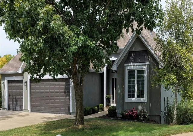 Photo 3 of Single family home for sale at 109 Se Chelsea Dr, Lee's Summit, MO 64063 | MLS# 2640490 | Listing updated on 2026-10-07