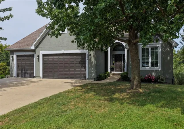 Photo 2 of Single family home for sale at 109 Se Chelsea Dr, Lee's Summit, MO 64063 | MLS# 2640490 | Listing updated on 2026-09-19