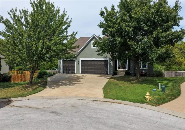 Photo 3 of Single family home for sale at 109 Se Chelsea Dr, Lee's Summit, MO 64063 | MLS# 2640490 | Listing updated on 2026-09-19