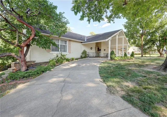 Photo 3 of Single family home for sale at 3807 S Union St, Independence, MO 64055 | MLS# 2640507 | Listing updated on 2026-09-25