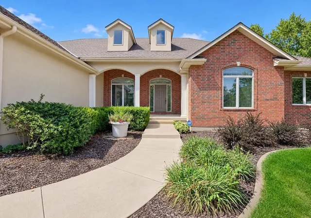 Photo 3 of Sale Pending at 1600 Hedgewood Ln, Lee's Summit, MO 64081 | MLS# 2640512 | Listing updated on 2026-09-26