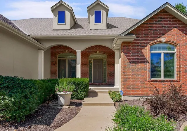 Photo 3 of Sale Pending at 1600 Hedgewood Ln, Lee's Summit, MO 64081 | MLS# 2640512 | Listing updated on 2026-09-26