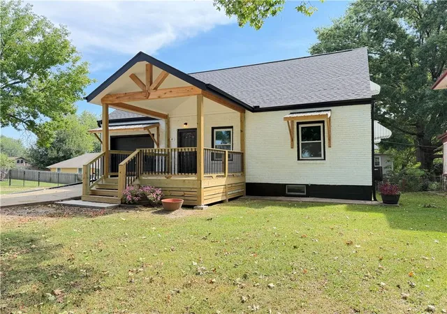 Photo 2 of Single family home for sale at 401 Benton Blvd, Kansas City, MO 64124 | MLS# 2640517 | Listing updated on 2026-09-29