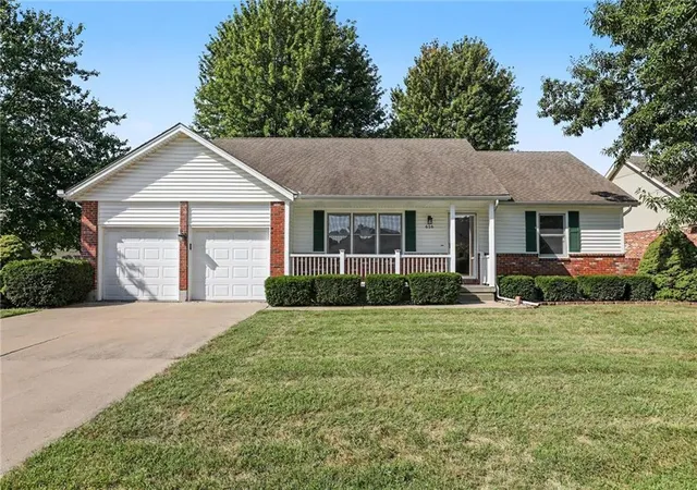 Photo 2 of Single family home for sale at 616 Sw Hoke Ln, Lees Summit, MO 64081 | MLS# 2640519 | Listing updated on 2026-09-14