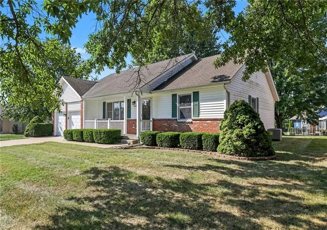 Photo 3 of Single family home for sale at 616 Sw Hoke Ln, Lees Summit, MO 64081 | MLS# 2640519 | Listing updated on 2026-09-14