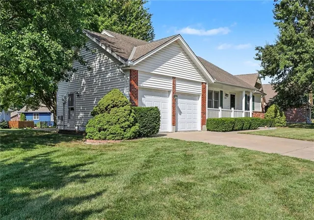Photo 3 of Single family home for sale at 616 SW Hoke Ln, Lees Summit, MO 64081 | MLS# 2640519 | Listing updated on 2026-09-14