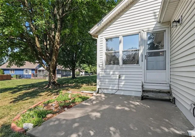 Photo 4 of Single family home for sale at 616 SW Hoke Ln, Lees Summit, MO 64081 | MLS# 2640519 | Listing updated on 2026-09-14