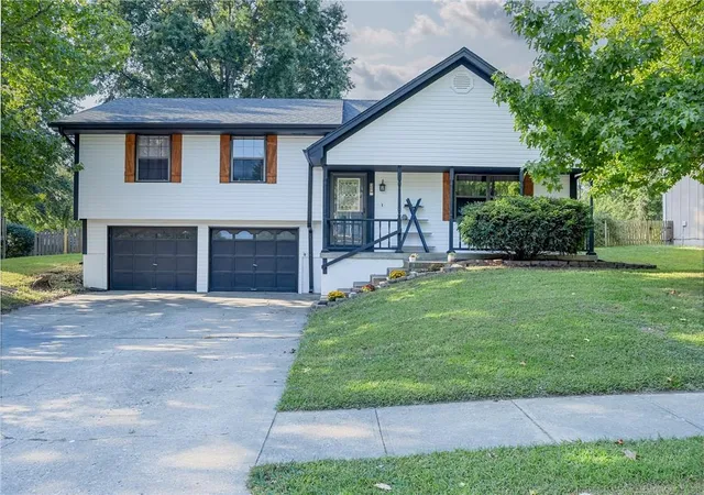 Photo 1 of Sale Pending at 409 Ne Crescent St, Lees Summit, MO 64086 | MLS# 2640547 | Listing updated on 2026-10-07