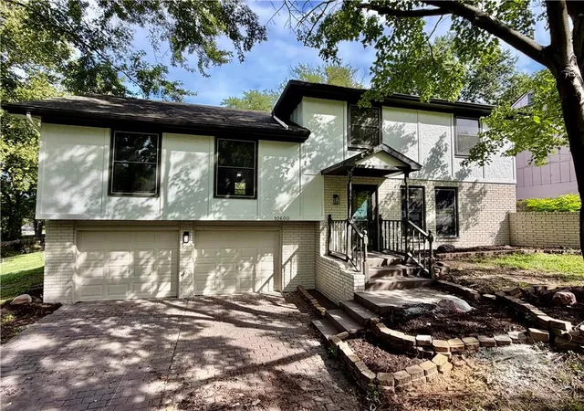 Photo 2 of Sale Pending at 10600 Nw 58th Street, Kansas City, MO 64152 | MLS# 2640575 | Listing updated on 2026-10-05