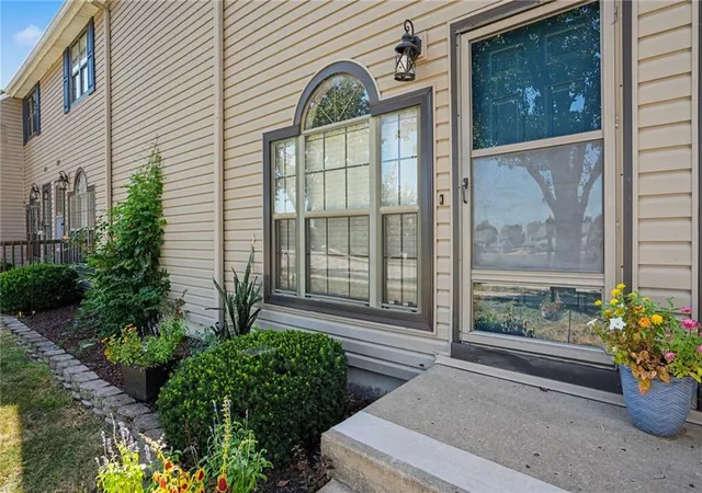 Photo 2 of Townhouse for sale at 216 Stonebridge Ln, Smithville, MO 64089 | MLS# 2640587 | Listing updated on 2026-09-21