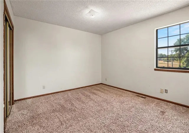Photo 3 of Townhouse for sale at 216 Stonebridge Ln, Smithville, MO 64089 | MLS# 2640587 | Listing updated on 2026-09-21