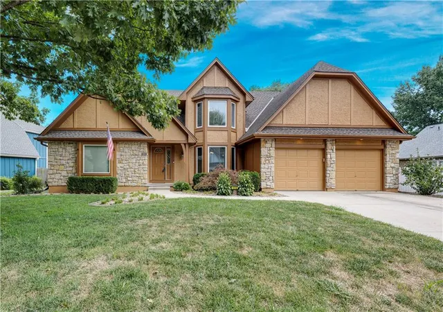 Photo 1 of Sale Pending at 1013 Se Greenridge Dr, Lees Summit, MO 64081 | MLS# 2640622 | Listing updated on 2026-09-13