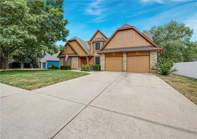 Photo 2 of Sale Pending at 1013 Se Greenridge Dr, Lees Summit, MO 64081 | MLS# 2640622 | Listing updated on 2026-09-13