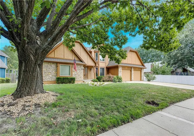 Photo 3 of Sale Pending at 1013 Se Greenridge Dr, Lees Summit, MO 64081 | MLS# 2640622 | Listing updated on 2026-09-13