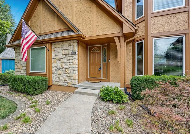 Photo 3 of Sale Pending at 1013 SE Greenridge Dr, Lees Summit, MO 64081 | MLS# 2640622 | Listing updated on 2026-09-13