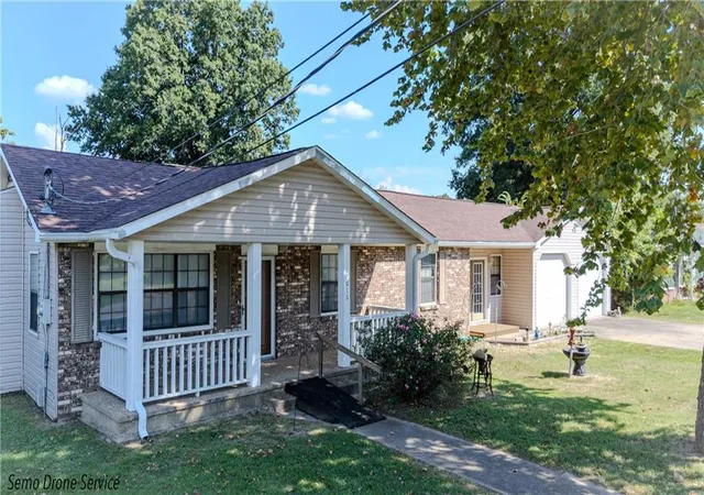 Photo 2 of Single family home for sale at 2016 Tennessee St, Poplar Bluff, MO 63901 | MLS# 2640623 | Listing updated on 2026-10-01