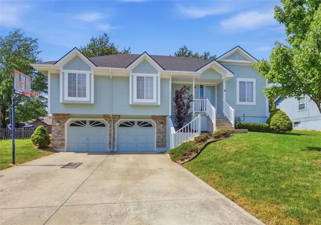 Photo 1 of Sale Pending at 1534 Ne Stonewood Dr, Lees Summit, MO 64086 | MLS# 2640646 | Listing updated on 2026-09-17