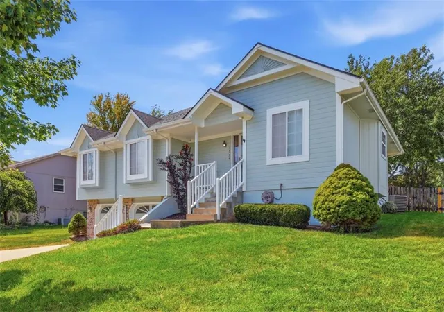 Photo 2 of Sale Pending at 1534 Ne Stonewood Dr, Lees Summit, MO 64086 | MLS# 2640646 | Listing updated on 2026-09-17