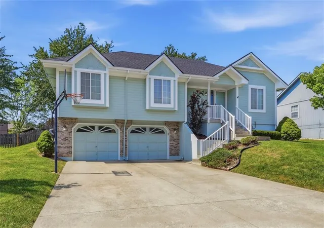 Photo 3 of Sale Pending at 1534 Ne Stonewood Dr, Lees Summit, MO 64086 | MLS# 2640646 | Listing updated on 2026-09-17