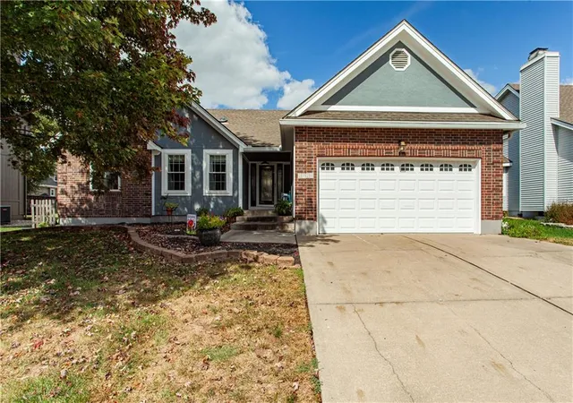 Photo 1 of Single family home for sale at 2724 Se Nottingham Dr, Lees Summit, MO 64063 | MLS# 2640647 | Listing updated on 2026-10-06