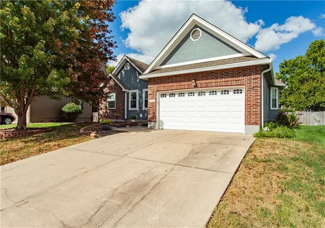 Photo 2 of Single family home for sale at 2724 Se Nottingham Dr, Lees Summit, MO 64063 | MLS# 2640647 | Listing updated on 2026-10-06