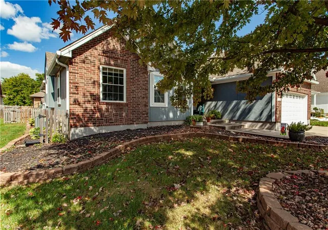Photo 3 of Single family home for sale at 2724 Se Nottingham Dr, Lees Summit, MO 64063 | MLS# 2640647 | Listing updated on 2026-10-06