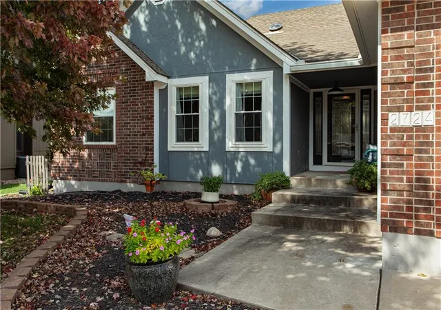 Photo 3 of Single family home for sale at 2724 SE Nottingham Dr, Lees Summit, MO 64063 | MLS# 2640647 | Listing updated on 2026-10-06
