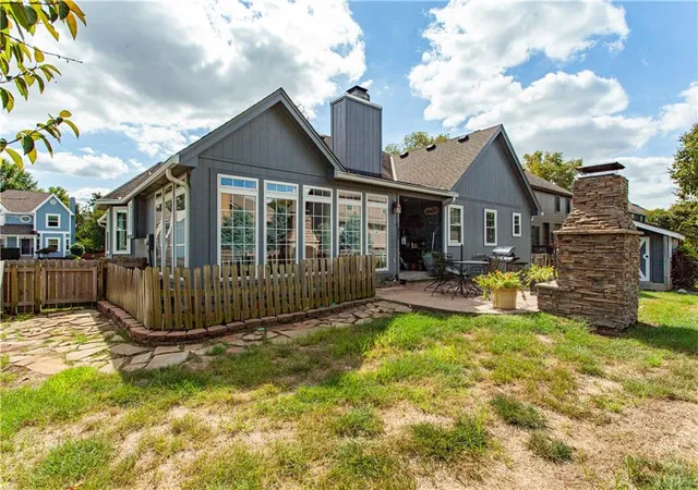 Photo 4 of Single family home for sale at 2724 SE Nottingham Dr, Lees Summit, MO 64063 | MLS# 2640647 | Listing updated on 2026-10-06