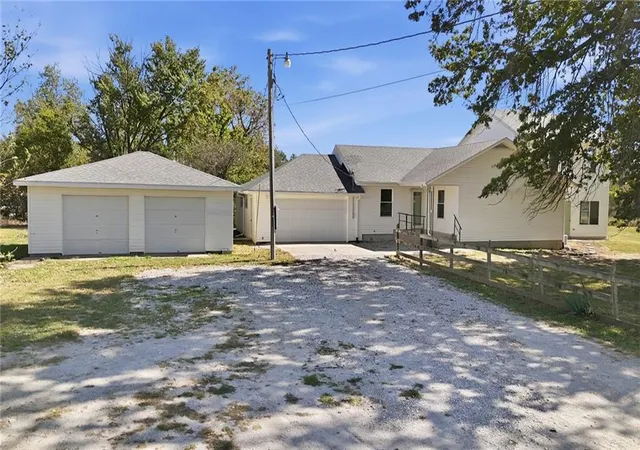 Photo 4 of Single family home for sale at 346 NW 131st Road, Clinton, MO 64735 | MLS# 2640656 | Listing updated on 2026-10-15