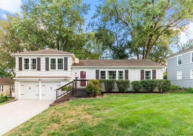 Single family home for sale at 5817 W 101st Place, Overland Park, KS 66207 | MLS# 2640661