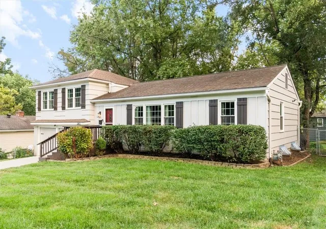 Photo 4 of Single family home for sale at 5817 W 101st Place, Overland Park, KS 66207 | MLS# 2640661 | Listing updated on 2026-09-29