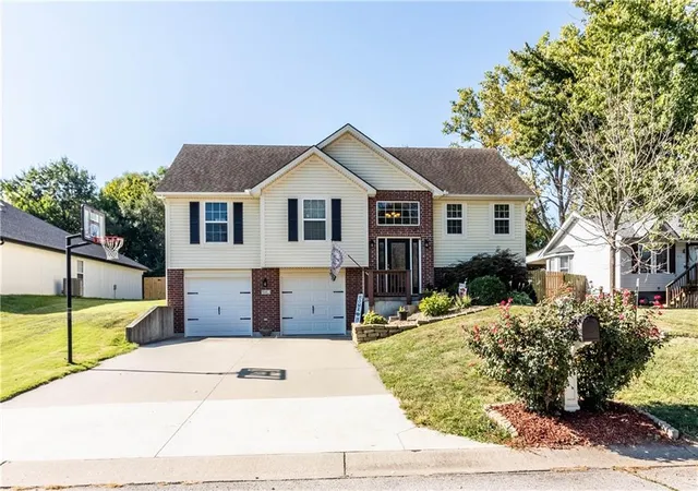 Photo 1 of Single family home for sale at 942 E Market St, Warrensburg, MO 64093 | MLS# 2640698 | Listing updated on 2026-09-28