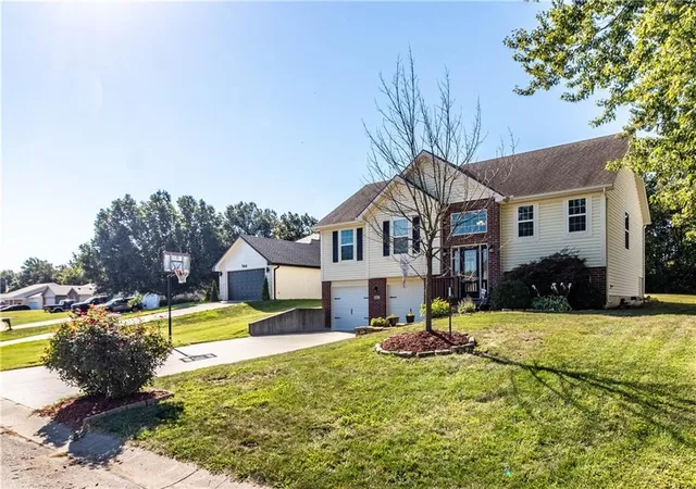 Photo 2 of Single family home for sale at 942 E Market St, Warrensburg, MO 64093 | MLS# 2640698 | Listing updated on 2026-09-28