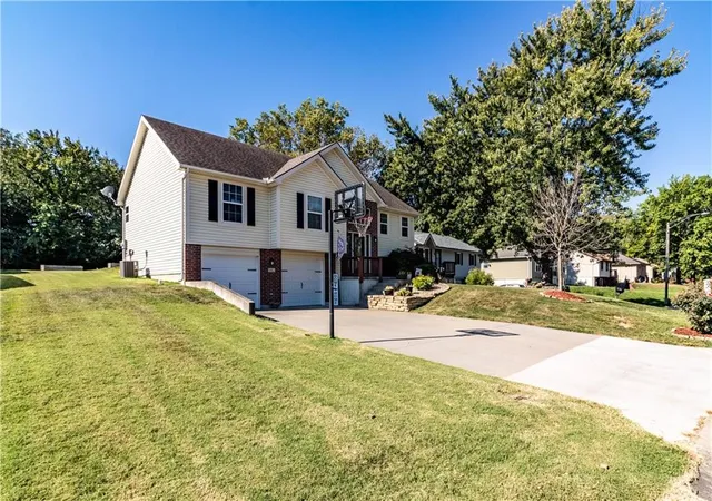 Photo 3 of Single family home for sale at 942 E Market St, Warrensburg, MO 64093 | MLS# 2640698 | Listing updated on 2026-09-28
