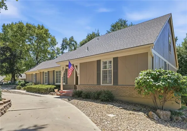 Photo 2 of Sale Pending at 7507 W 101 Terrace, Overland Park, KS 66212 | MLS# 2640715 | Listing updated on 2026-09-21